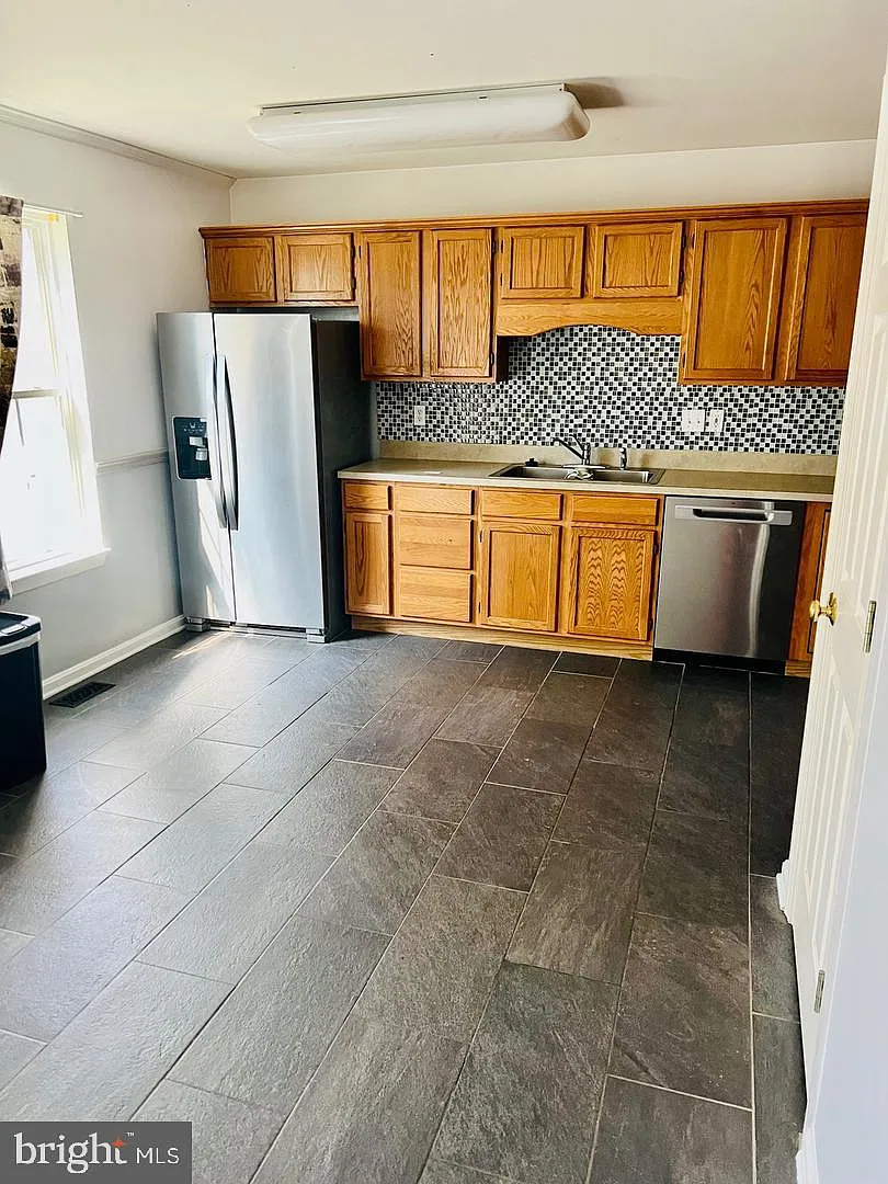 3 bed, 2.5 bath, 1408 sqft, $2,100 — Photo 2