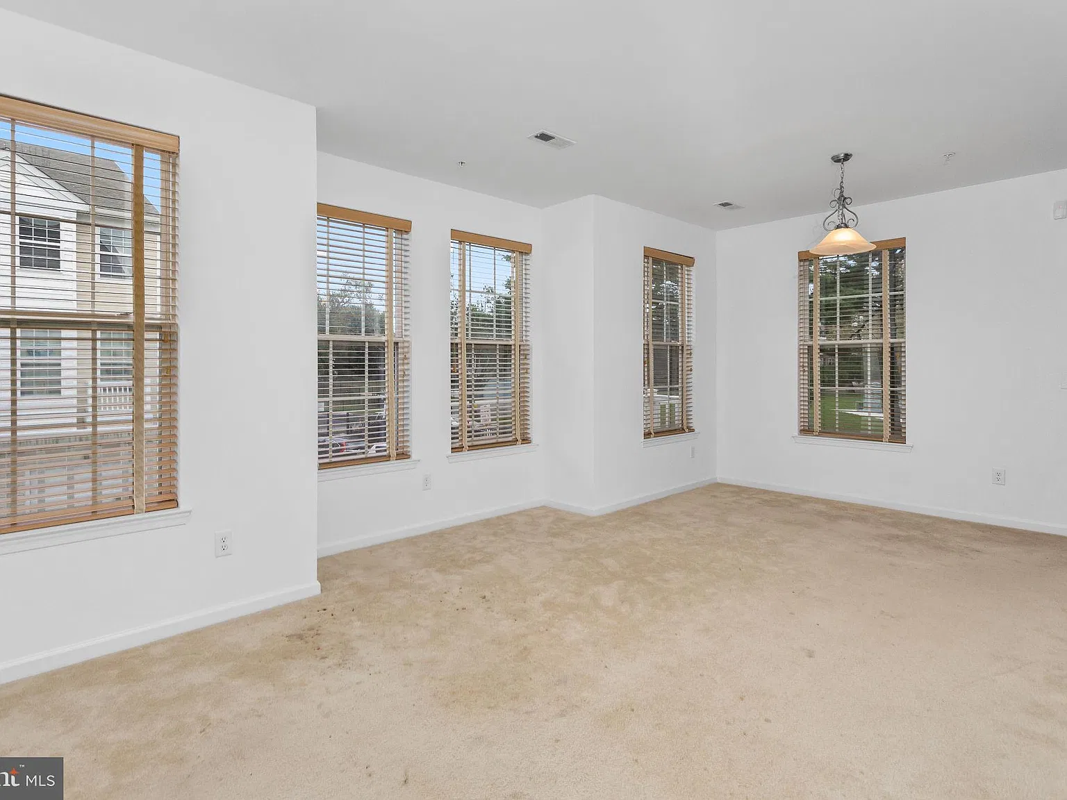 3 bed, 2.5 bath, 1932 sqft, $2,900 — Photo 3