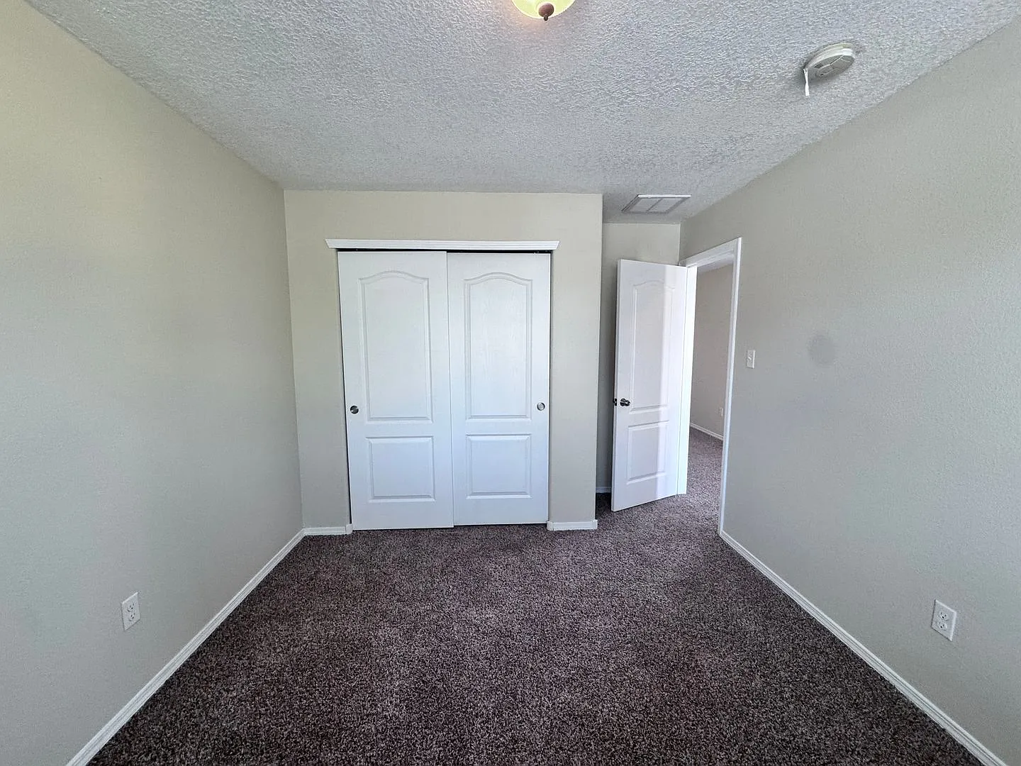 3 Bed 2 Bath 1500 sq ft home New Paint & New Carpet — Photo 4