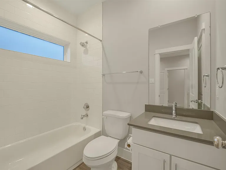 760 W Donovan St — Photo 7