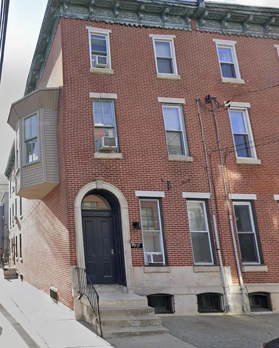 2 bed, 1.0 bath, 2646 sqft, $2,720 — Photo 1