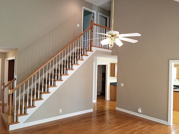 5th image of 452 Royal Glen Blvd
