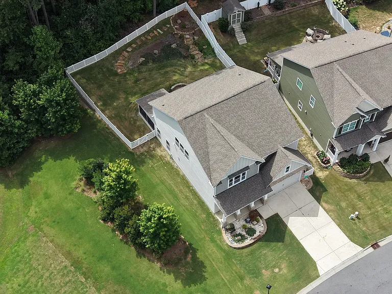 3931 Lake Breeze Dr — Photo 2