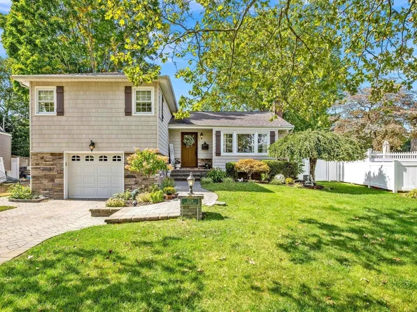 1218 Adrienne Lane, Seaford, NY 11783