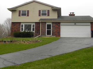2460 Dunbar Ct, Saukville, WI 53080
