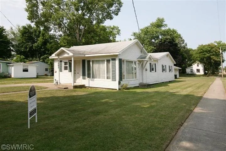 1203 8th St photo 1