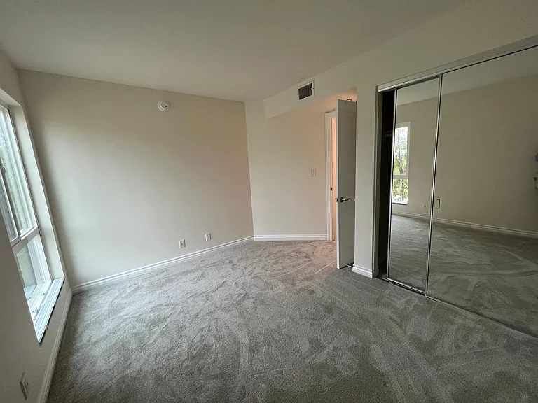 Guest bedroom.