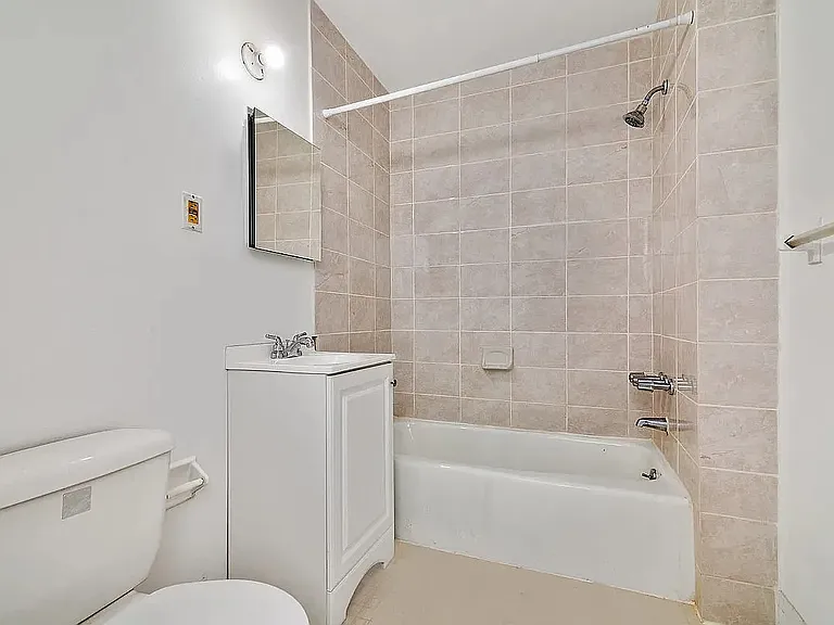318 W 14th St #1A — Photo 4