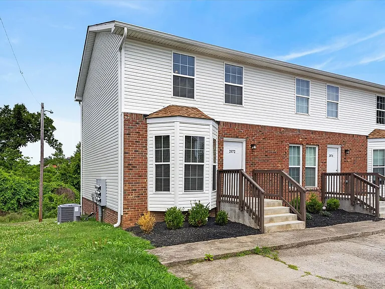 2072 Tynewood Dr — Photo 2