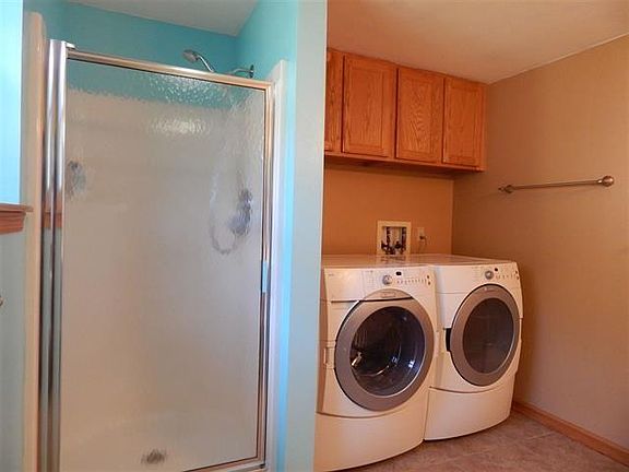 Second bath with laundry