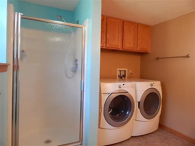 Second bath with laundry