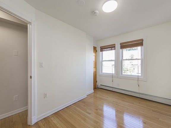 2nd image of 2122 29th St APT 3
