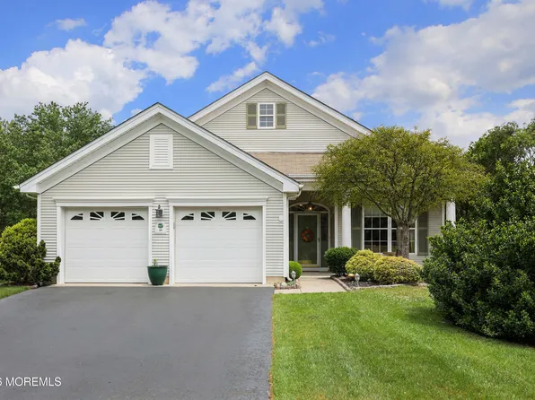 30 Gardenways Court, Lakewood, NJ 08701