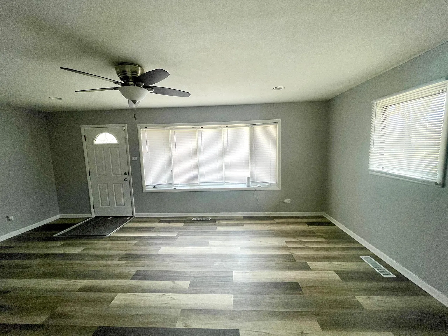 3 bed, 1100 sqft, $2,200 — Photo 3
