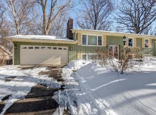 2417 Queens Dr, Woodbury, MN 55125