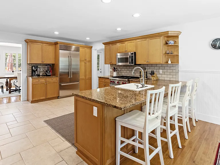 565 Wainscott Northwest Rd — Photo 9