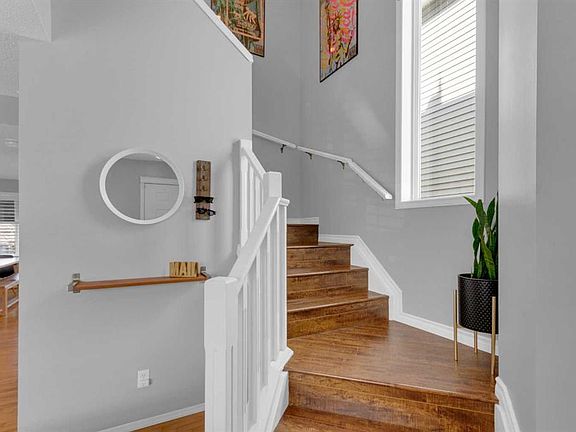 4th image of 37 E Prestwick Rise SE