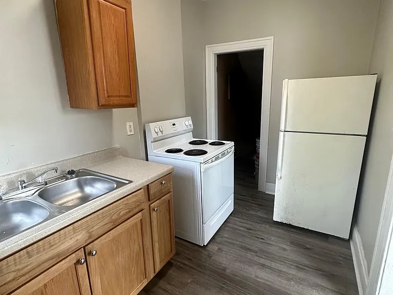 798 E Whittier St — Photo 5