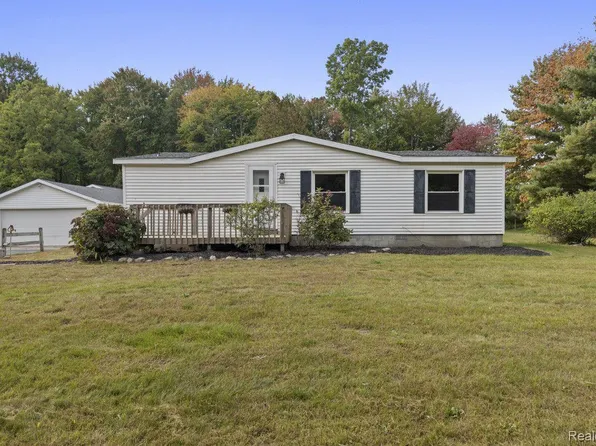 13901 Long Lake Dr, Sparta, MI 49345