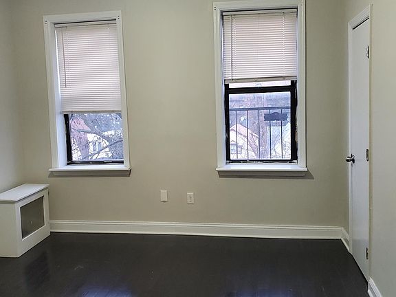 4th image of 30 Kensington Ave
