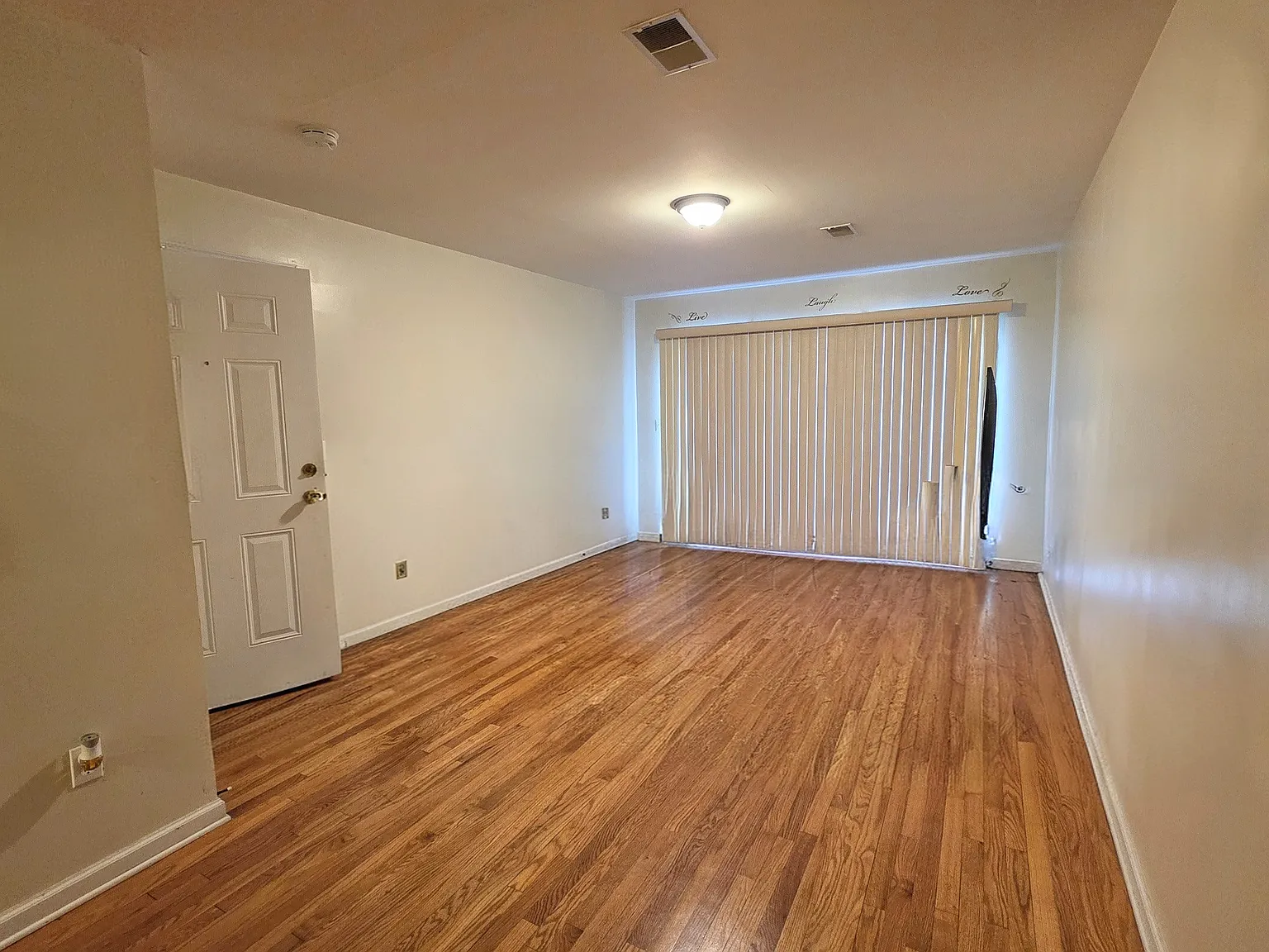 3 bed, 1200 sqft, $2,500 — Photo 2