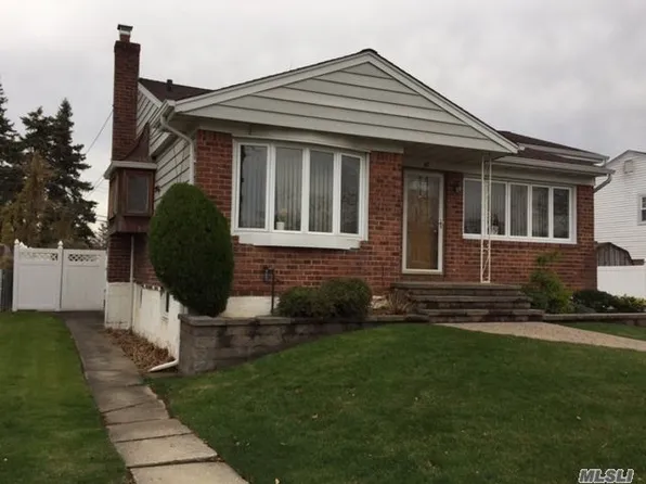 48 Hillary Ln, Westbury, NY 11590
