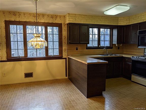4th image of 35 Dawn Ln