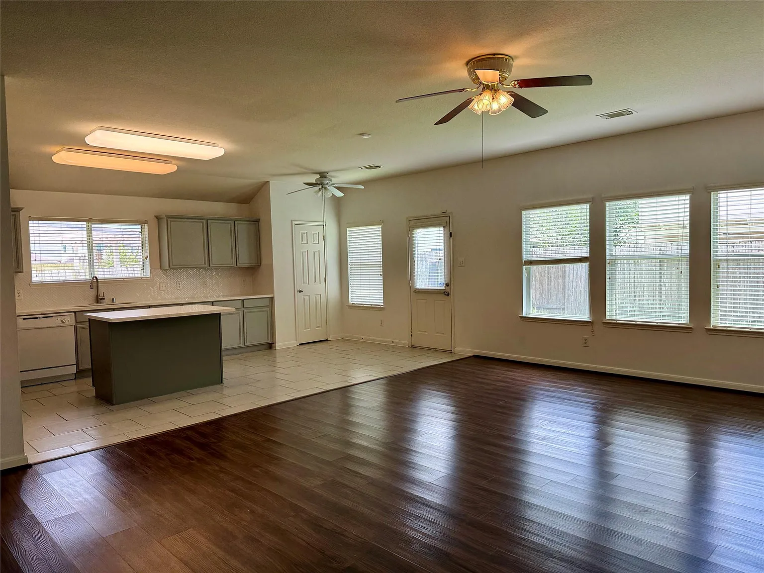 3 bed, 2.0 bath, 1966 sqft, $2,200 — Photo 4
