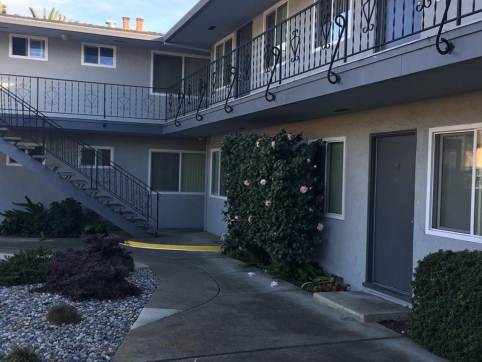 2nd image of 2050 Latham St #15
