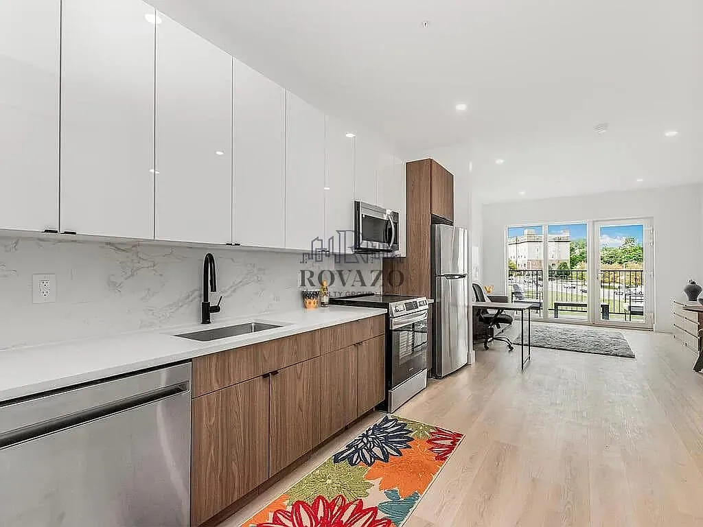 2 bed, 650 sqft, $2,825 — Photo 2