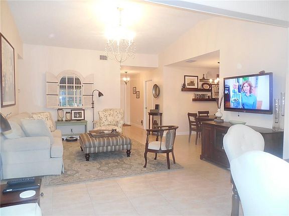 4th image of 2607 SW Westlake Cir
