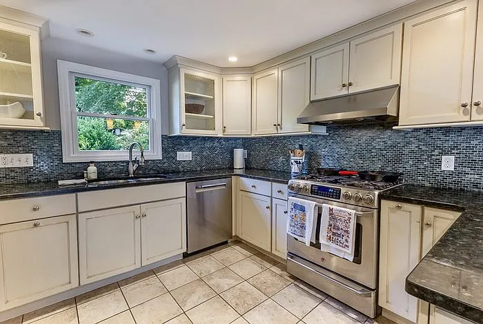 4 bed, 2.0 bath, $7,000 — Photo 3