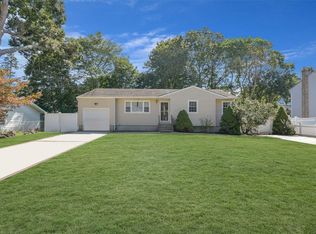 5 Heston Rd, Shirley, NY 11967