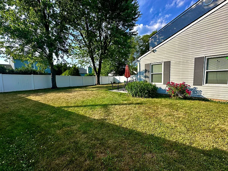 157 Woodbury Rd — Photo 4