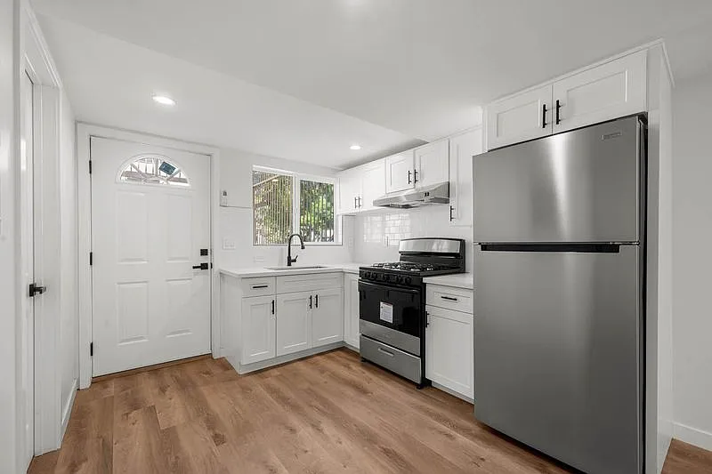 Studio, 350 sqft, $1,695 — Photo 3