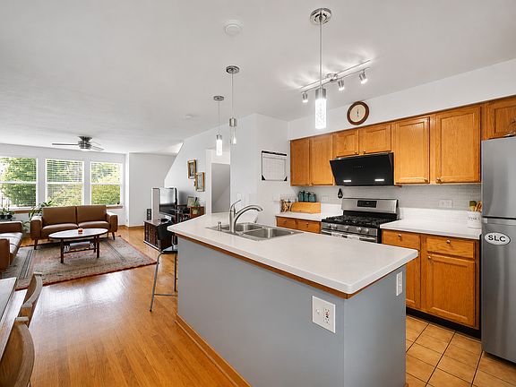 4th image of 1009 E 61st St