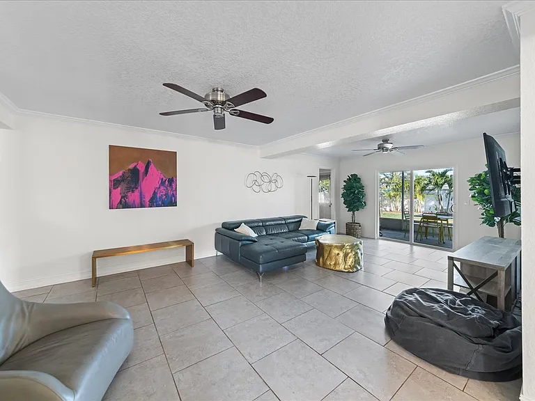 310 Franklyn Ave — Photo 13