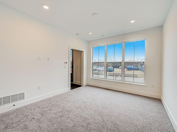 5th image of 298 Dickenson St