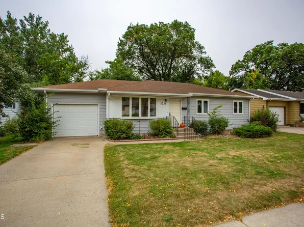 2033 Saint Benedict Dr, Bismarck, ND 58501