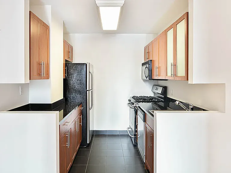 100 Maiden Ln — Photo 3