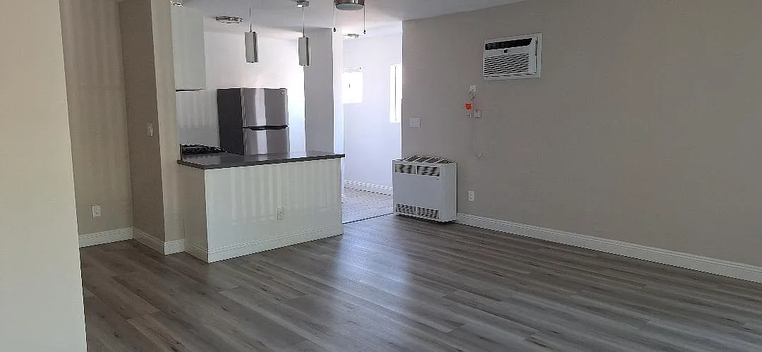 Las Palmas Apartments — Photo 3