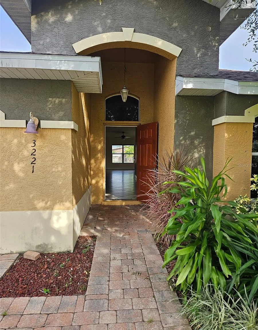 3 bed, 2.0 bath, 1360 sqft, $1,800 — Photo 2