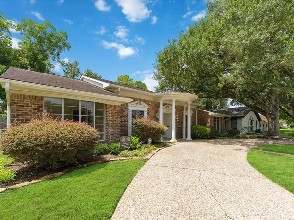 8015 Burning Hills Dr, Houston, TX 77071