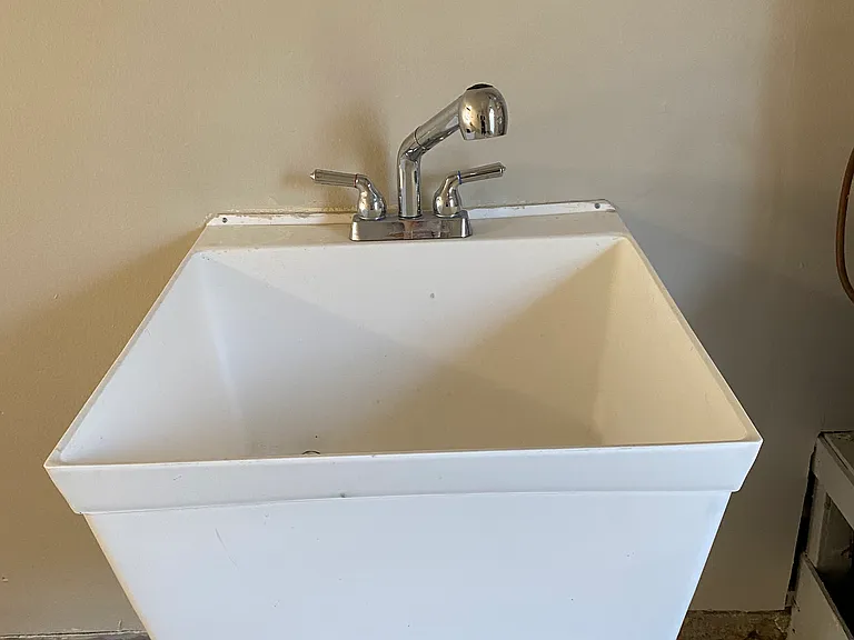Utility sink in laundry area in garage