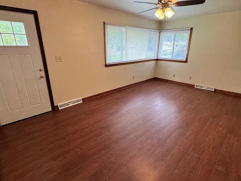4409 Sunnybrook Dr SE — Photo 2