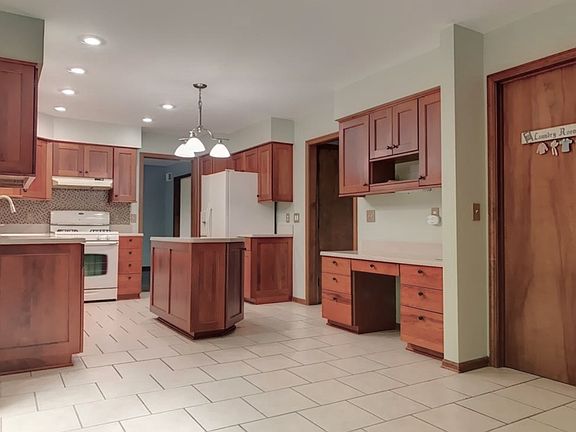 Kitchen with large kitchen eat- in area