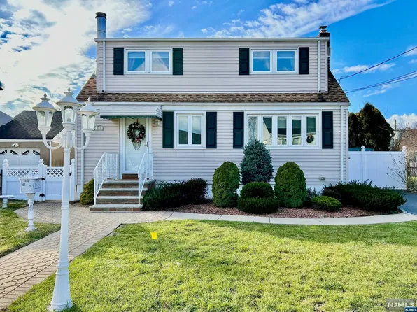 581 Willow Ave, Saddle Brook, NJ 07663