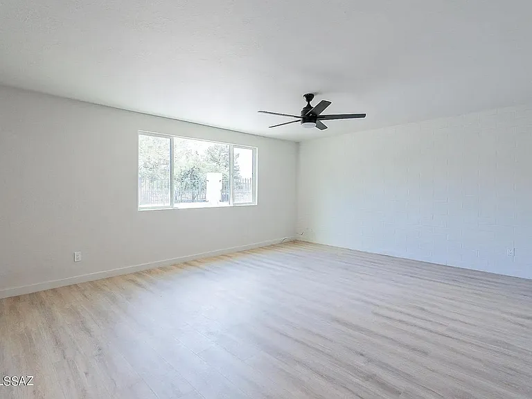 1040 N 7th Ave — Photo 10