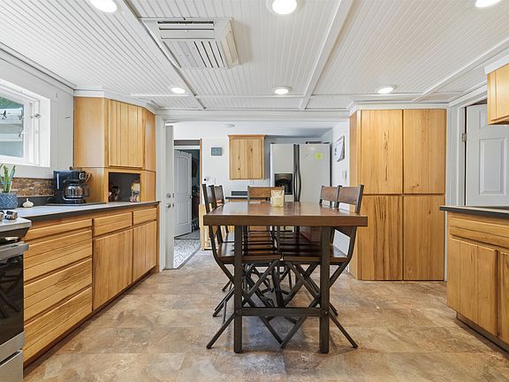 5th image of 551 A St