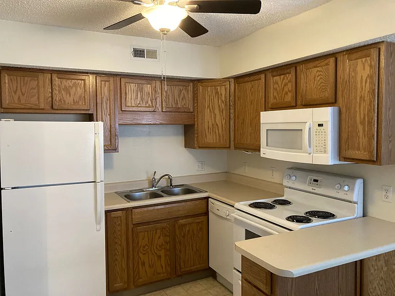 Pleasant Court Apartments — Photo 21